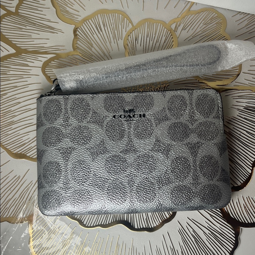 NWT 🩶 Coach Metallic Silver Wristlet 🩶 - Picture 3 of 10